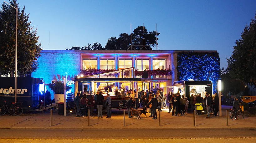 Das Rathaus ist blau beleuchtet auf der Langen Nacht der Kultur