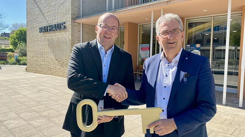Schlüsselübergabe zwischen Kurt Krömer und Bertram Höfer