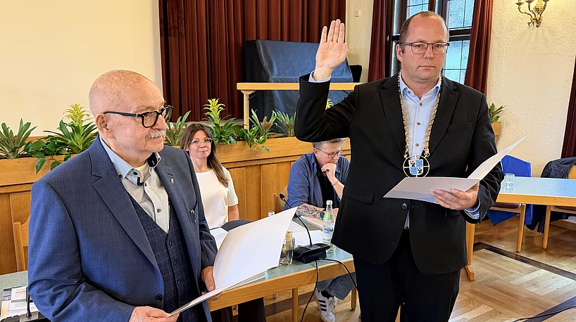 Der neue Erste Bürgermeister Bertram Höfer wird von Lothar Kirsch vereidigt.