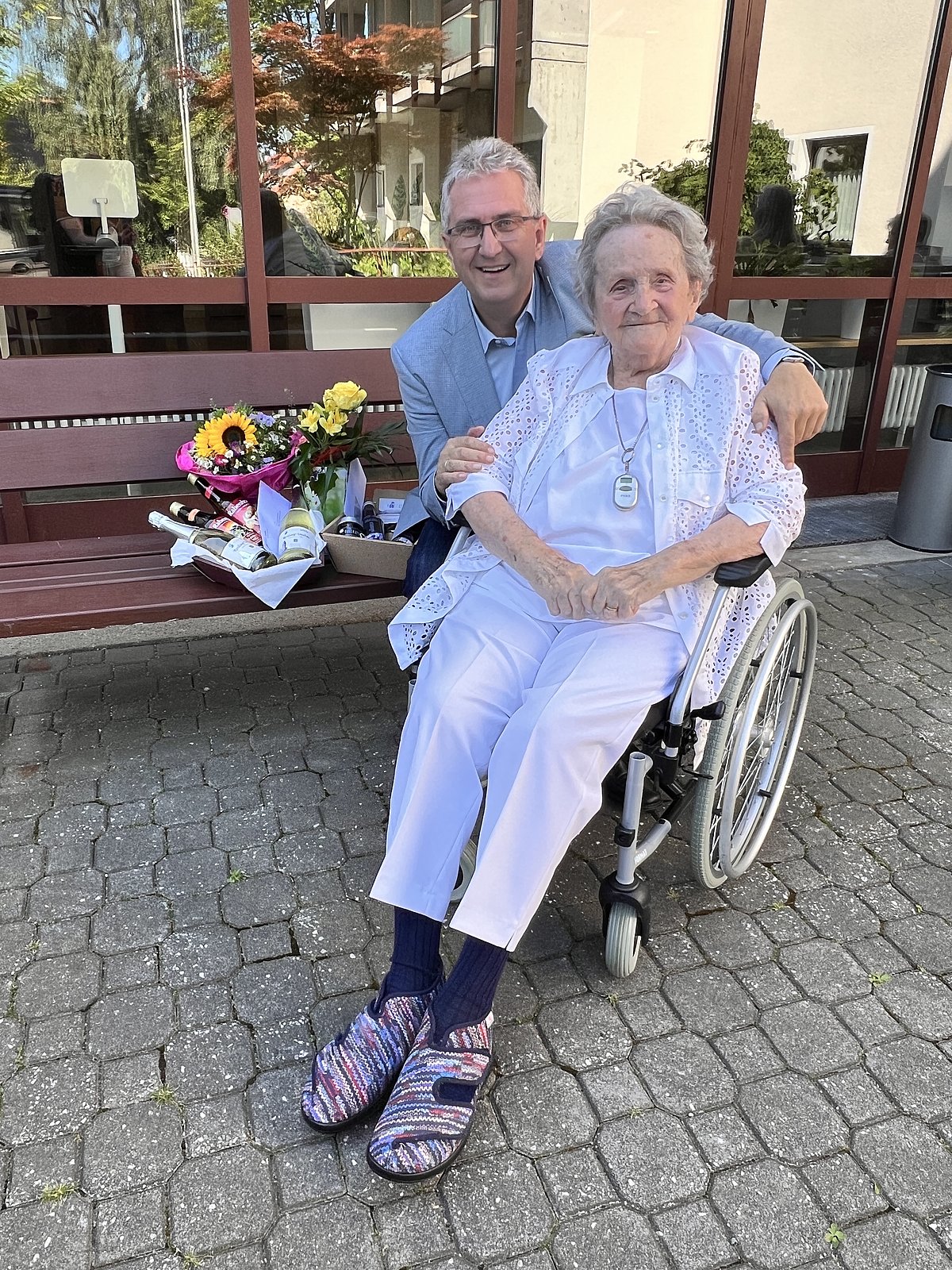 Erster Bürgermeister Kurt Krömer gratuliert Ernestine Kleinlein im Altenheim St. Albertus Magnus (Foto: Stadt Stein)
